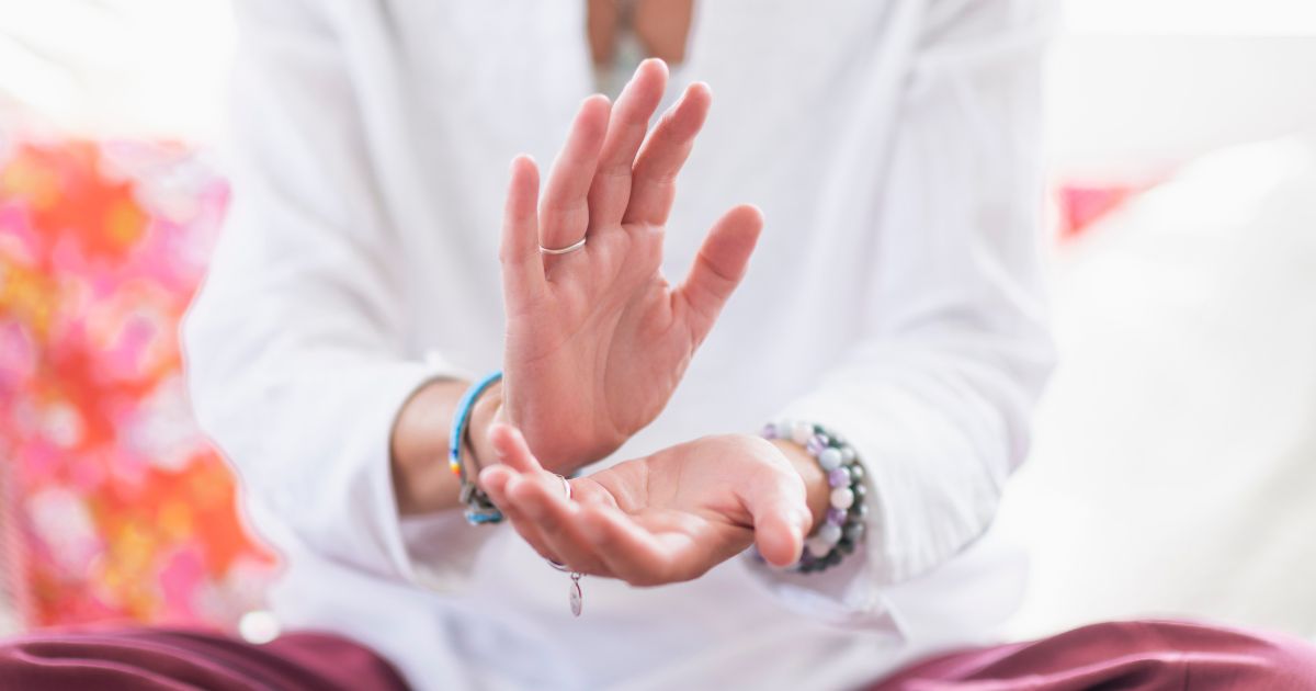 Zwei Hände in einer ruhigen Geste, an den Handgelenken Edelsteinarmbänder