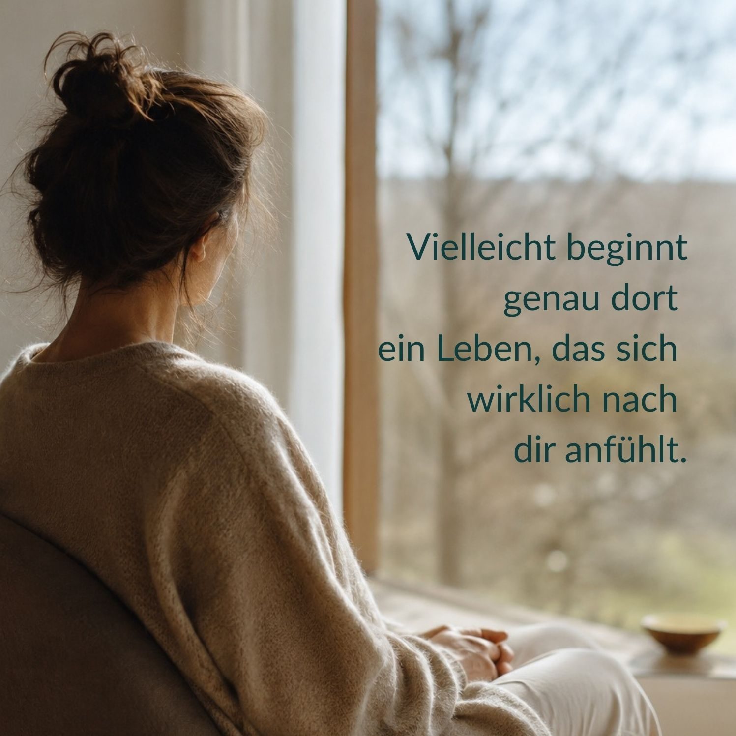 Frau im Strickpullover sitzt ruhig am Fenster, mit dem Text „ein Leben, das sich wirklich nach dir anfühlt“